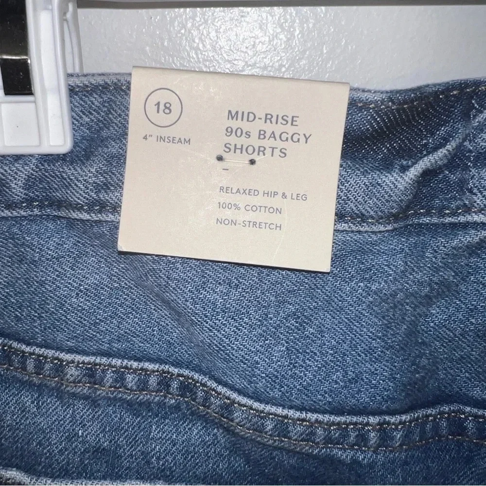 Universal Thread,18,NWT, midrise 90s baggy, button fly 5pocket frayed hem shorts